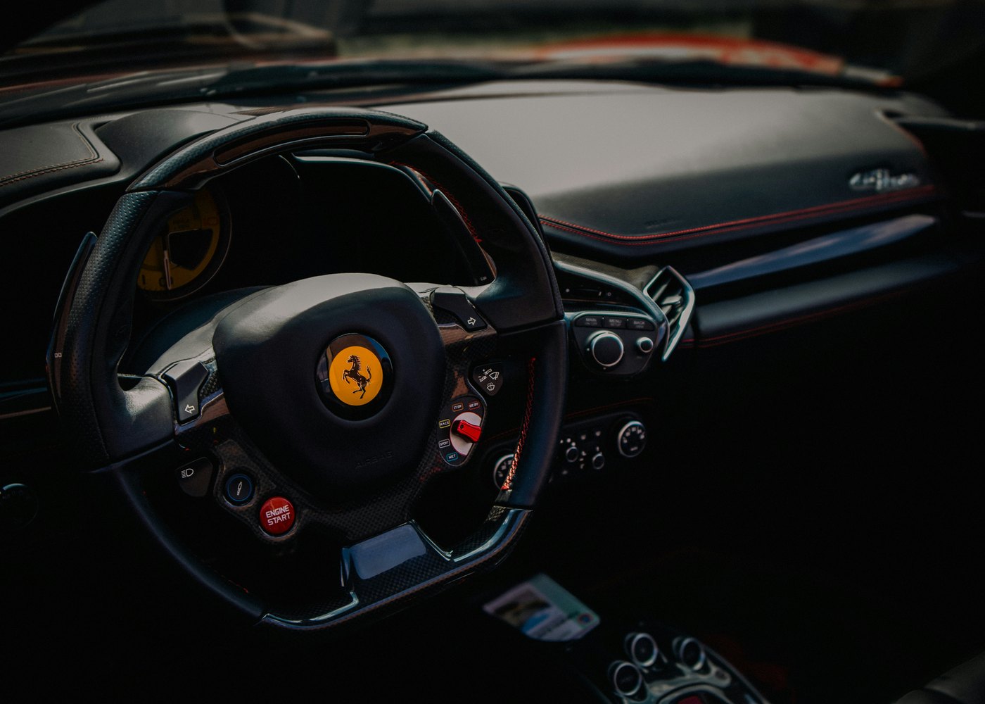 Poste de conduite d'une Ferrari 458 — négocier l'achat d'une voiture de prestige