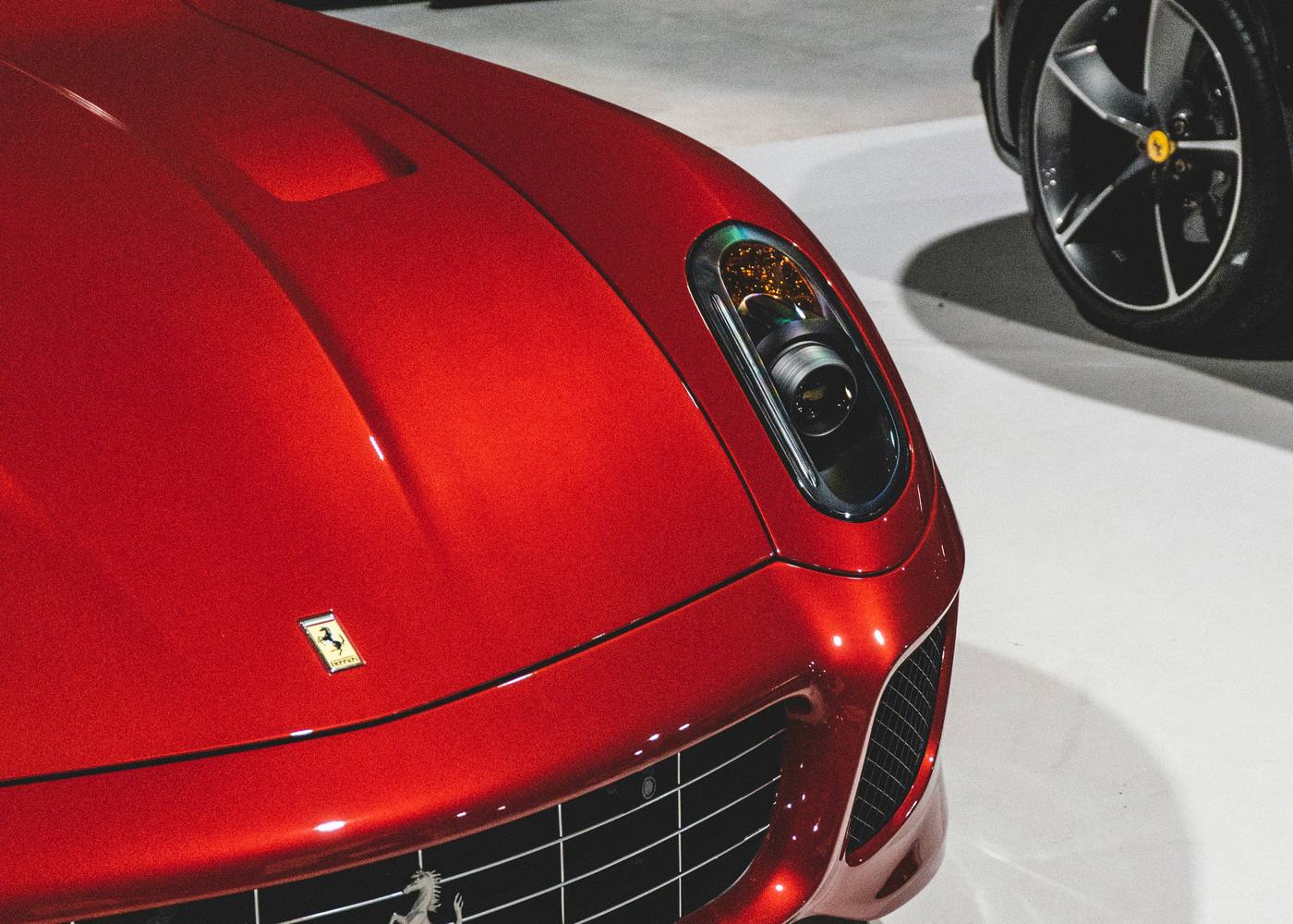 Avant d'une Ferrari 599 GTB Fiorano rouge — capot, phare et calandre